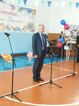 В День знаний представители Министерства труда, социального развития и занятости населения Республики Алтай посетили образовательные учреждения региона, чтобы лично поздравить учеников и педагогов с началом нового учебного года.